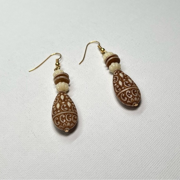 VINTAGE Acrylic/Wood Beaded Dangle Hook Earrings with Hematite Beads - Picture 2 of 8